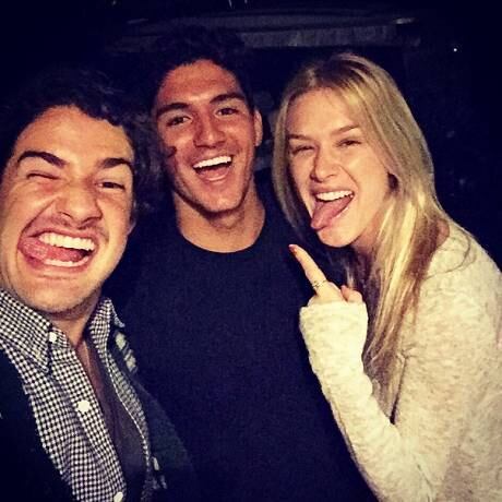 Agora, eles estão no Havaí torcendo pelo parça Gabriel Medina. Tanto Pato como Fiorella já demonstraram apoio ao surfista várias vezes nas redes sociais enquanto estão na ilha norte-americana