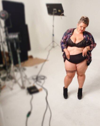 Para realizar-se profissionalmente, Thais diz que contou com a ajuda da família.
— Se não fosse pela minha família, eu não ia continuar a dançar e já tinha desistido. Não podia ir aos testes porque não tinha perfil. Venci preconceitos. E agora, com a Anitta, estou ali de igual para igual, dançando como qualquer bailarina que ela tem