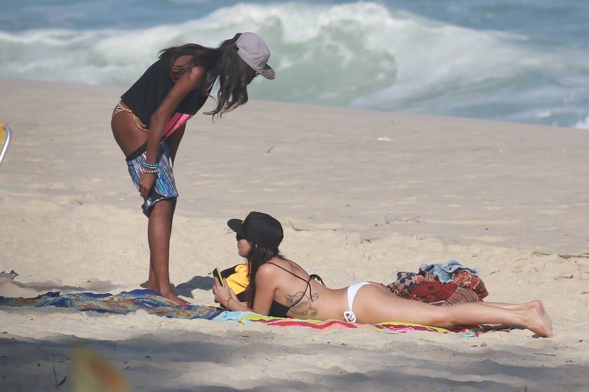 Isis Valverde esteve na praia da Reserva, no Rio