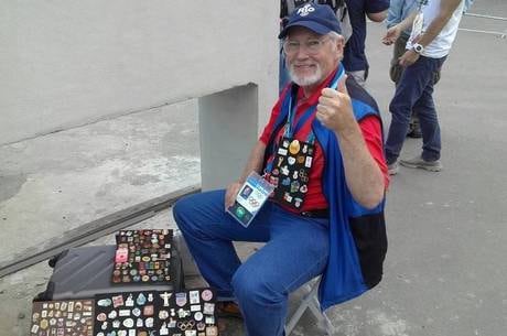 Simpático Timm Jamieson exibe orgulhoso sua coleção de pins