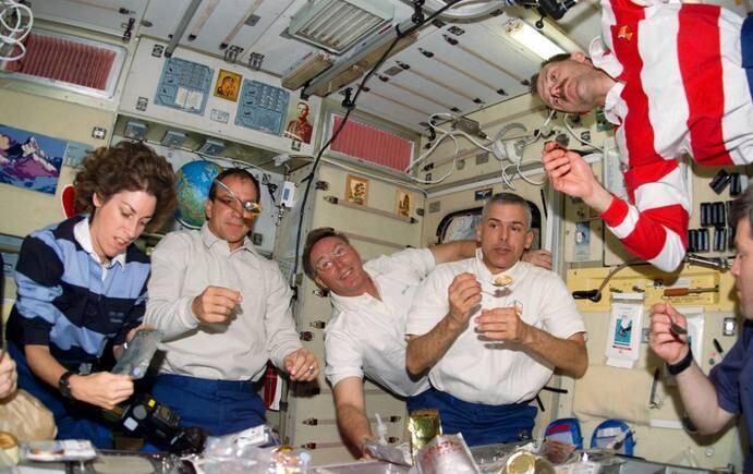 
Fornecer aos astronautas da NASA uma dieta nutritiva é o trabalho de cientistas de alimentos no Centro Espacial Johnson, em Houston. Lá, Maya Cooper faz parte da equipe responsável por cerca de 40 % dos alimentos enviados para os astronautas. Maya conta que sua equipe tenta encontrar um equilíbrio delicado entre a prestação de serviços e uma comida saudável