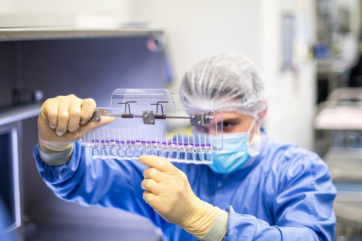 Não é de hoje que as vacinas enfrentam resistência, envolta em uma série de alegações inverídicas. Mas uma pesquisa conduzida pela Fiocruz (Fundação Oswaldo Cruz) mostra que quatro em cada dez brasileiros acreditam que farmacêuticas escondem perigos das vacinas