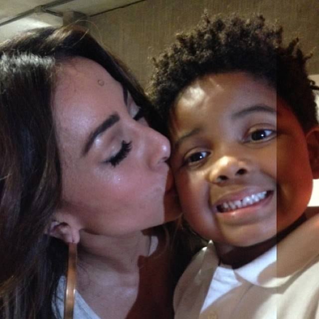 A apresentadora Astrid Fontenelle publicou uma foto de seu filho, recebendo carinho de Sabrina Sato.

— Hoje a gente é que quer te encher de beijos e
abraçaços... Feliz aniversário! Que 2014 seja seu novo ano da virada.
Conte com a gente. Divirta-se ainda mais, ame ainda mais e brilhe!
Meu presente? O desejo de te ver sempre assim e com muita saúde, esse,
sim, nosso maior patrimônio