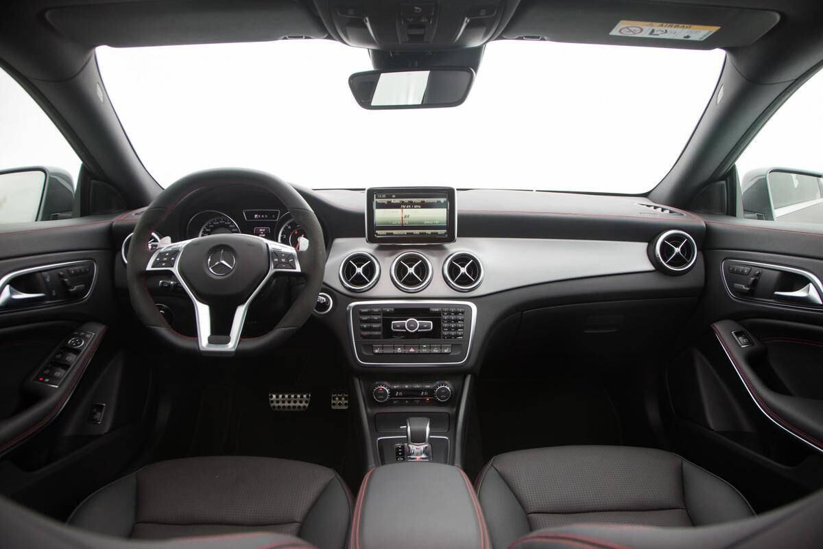 O Mercedes-Benz CLA 45 AMG vem equipado com motor 2.0 turbo com 360 cv, faz de 0 a 100km/h em 4,6 segundos, alcança 250 km/h e ainda tem câmbio esportivo de sete marchas, suspensão especial e tração integral permanente garantem ainda mais eficiência ao automóvel. O preço do superesportivo, porém, é para poucos bolsos: R$ 289,9 mil