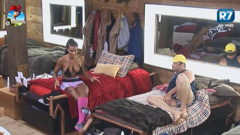 Lorena usou a parte de cima de seu biquíni para facilitar a depilação 

+Assista a Fazenda 24 horas. É grátis! 
