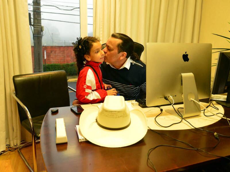 O sucesso, o dinheiro e fama trouxeram ainda para Frank uma série de aventuras amorosas, antes de seu casamento com Aline Rocha, com que está há oito anos. Da união, nasceu a pequena Valentina (foto), de seis aninhos.

— Eu já namorei com fãs, de forma muito respeitável, porque o meu ambiente é palco, shows, então antes de me casar era muito natural me deparar com meninas que me despertasse atenção. Tive dois, três namoros, o resto foram ficadas. Mas eu não abusava, sabe. Sou um ser humano dotado de sentimentos, emoções, prazeres, jovem e famoso, e danado. Então era muito natural que isso acontecesse
