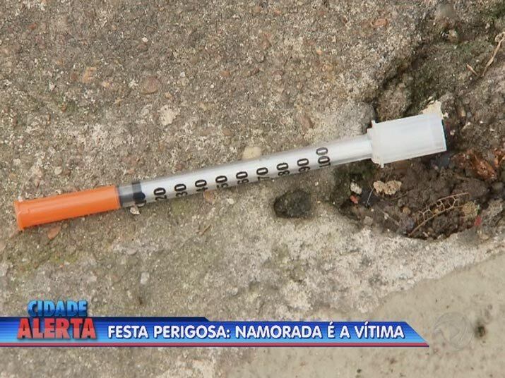 Ainda de acordo com a reportagem, os homens teriam usado uma seringa para drogar a jovem. Assista ao vídeo
+ Quer ver tudo o que rolou no Cidade Alerta? Veja a íntegra no R7 Play