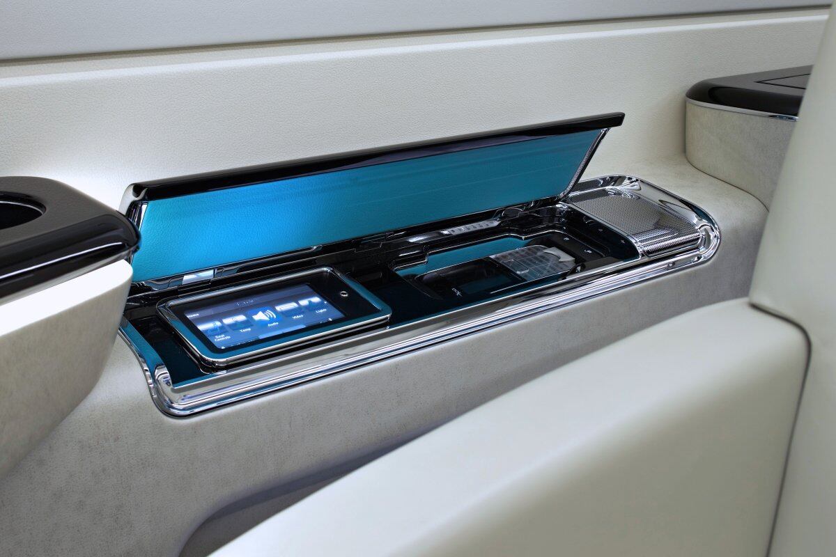 Cada um doa assentos podem ser adaptados de acordo com as preferências
do usuário. O controle pode ser feito por meio de telas touchscreen individuais
ou via celulares e tablets equipados com sistema IOS