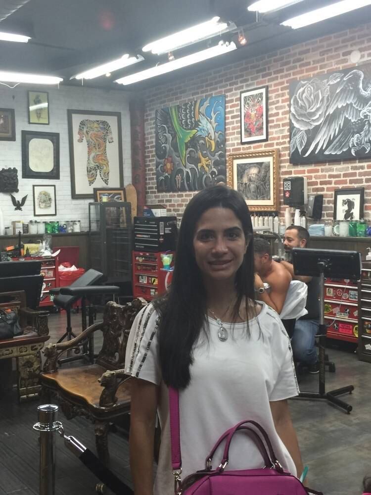 A Sacoleira Glamourosa no estúdio Miami Ink 