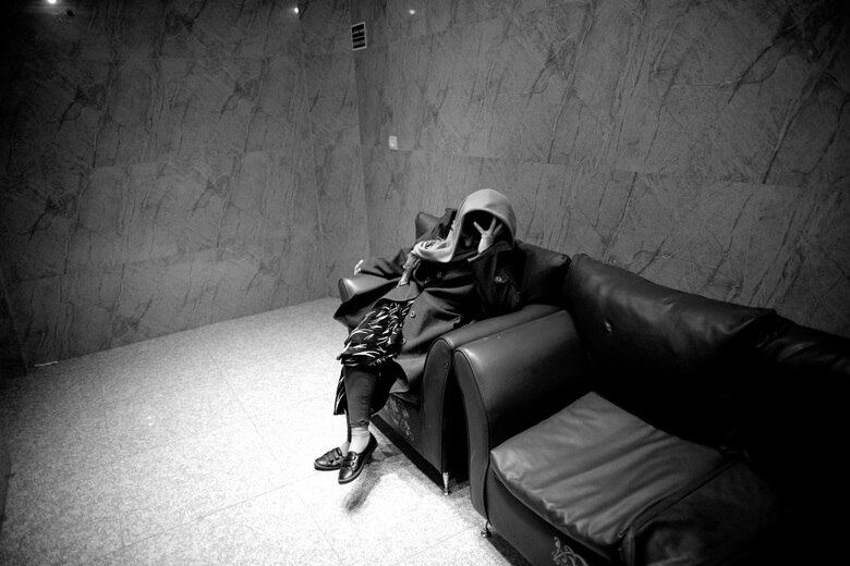 A luta pela sobrevivência da iraniana e professora primária Soheila Mehri, diagnosticada com câncer de mama, foram registradas e compartilhadas na internet pelo seu irmão: o fotógrafo Behrouz Mehri. Leia mais

