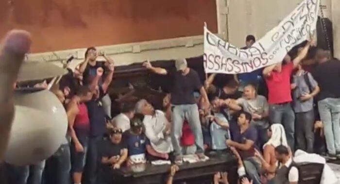 Alguns manifestantes subiram sobre a mesa da presidência da Alerj no plenário. No plenário, eles entoam palavras de ordem. As galerias também foram ocupadas por manifestantes. Por volta das 15h40, os manifestantes faziam uma espécie de assembleia. Do lado de fora, manifestantes chegaram a escalar andaimes de obras na fachada da Casa. Veja vídeo
