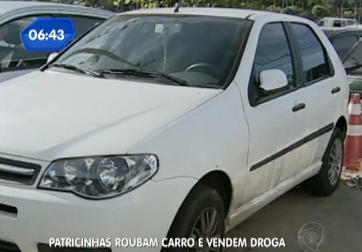 O dono do veículo foi chamado e disse que foi assaltado por dois homens armados no dia 26 de março