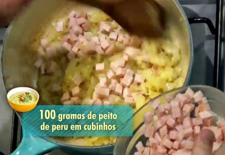 Modo de preparo:



Coloque um pouco de azeite na panela e doure o alho e a
cebola. Em seguida, adicione o peito de peru, a couve-flor e a abobrinha

• Bolo bom e barato: aprenda a preparar essa delícia com apenas três ingredientes