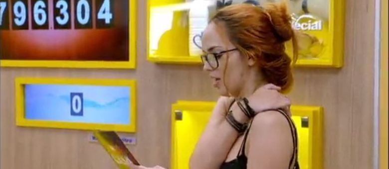 Titi resolve comprar bebidas para fazer uma festinha na casa e levantar o ânimo da galera