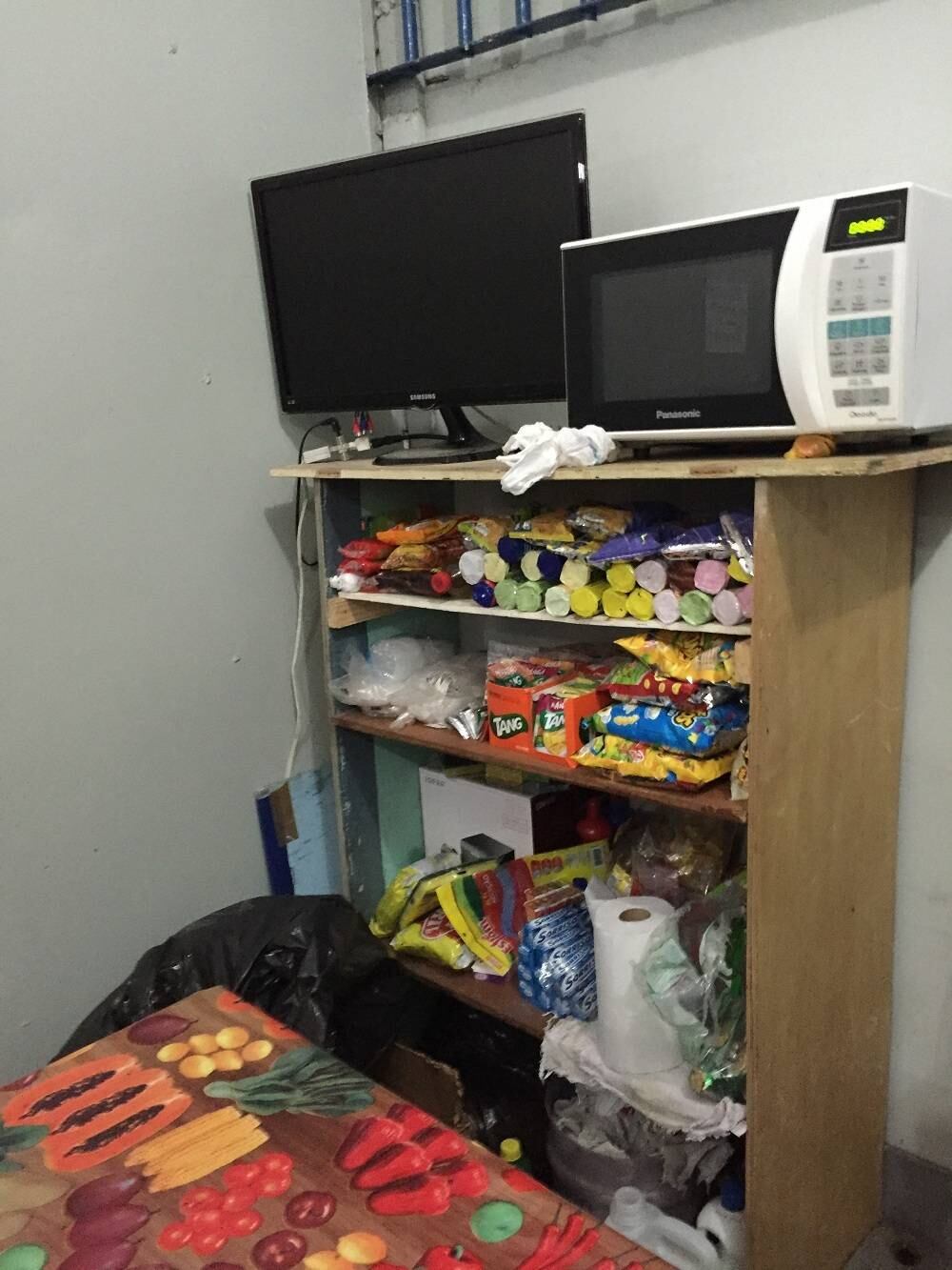 Havia grande quantidade de biscoitos, além de um micro-ondas e uma TV em uma das celas