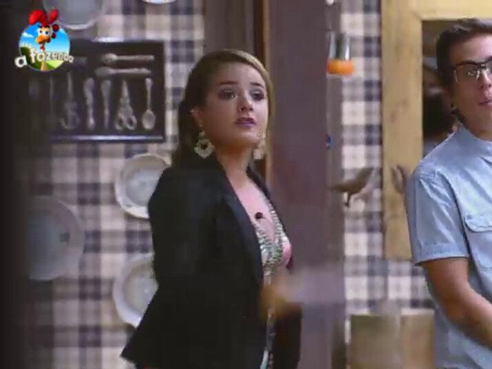 No meio do barraco, prometeu. 


— Quando você sair, eu vou sambar

+ Assista ao vídeo da eliminação 

+ Inseparáveis! DH e MC Brunninha se revelam grandes amigos no reality

+ Rolou briga! "Não fala mais comigo", pede DH para MC Brunninha, depois de uma discussão

+ Barraco! MC Brunninha perde a calma e quebra o pau com Felipeh Campos

+ MC Brunninha cumpre promessa e samba com a eliminação de Felipeh

+ MC Brunninha bate boca com Heloisa Faissol após a formação da Roça

+ "Se eu voltar aí, sim, ela vai me conhecer legal!", diz MC Brunninha para DH e PeNém
