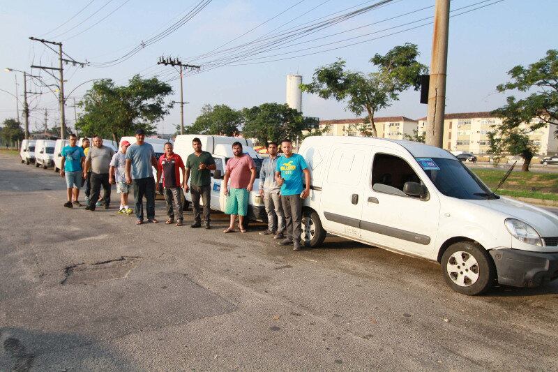 Motoristas de Fiorino se reúnem na Penha para sair em carreata rumo à Reduc