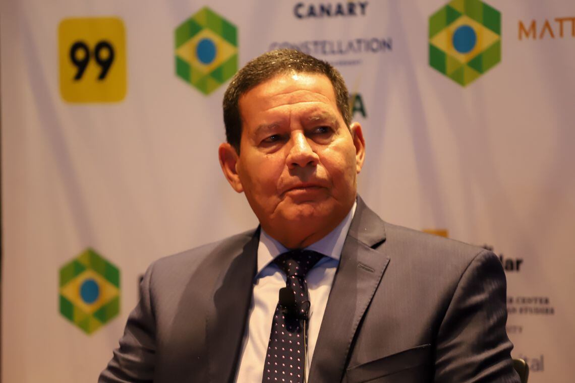 Mourão responde a vídeo de Olavo de Carvalho e ironiza escritor