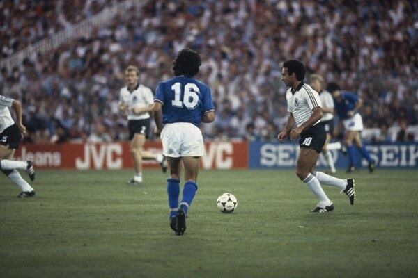 1982 - Alemanha x Itália - Alemanha bicampeã
Após ver Paolo Rossi marcar três gols e eliminar a seleção de Zico, Sócrates e companhia, os brasileiros se sentem vingados pela Alemanha, de Rummenigge, na final da Copa do Mundo da Espanha. A Itália sequer sonha com a possibilidade de um tetracampeonato em Copas

Veja mais: Manchester City e Real são os times com mais jogadores na Copa
