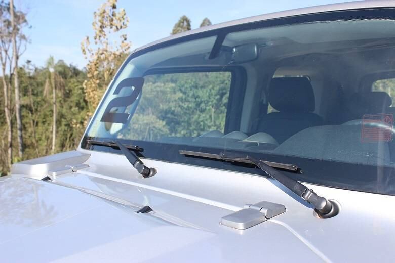 Feito para os amantes do off-road, o novo Troller T4 chega nas
concessionárias em agosto com preço inicial de R$ 110.990,
aproximadamente 15% mais caro que a versão atual. O modelo, porém,
tentará justificar o valor mais salgado com design, equipamentos
inéditos, melhor acabamento da cabine e o motor 3.2 diesel de 200 cv da Ford Ranger
