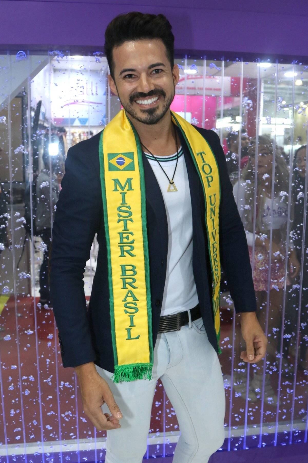 Mulher Filé e Mister Brasil se divertem em feira de beleza em São Paulo