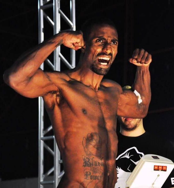 O co-main event trará o duelo entre Flávio Álvaro e Udi
Lima. Com 36 anos, o ‘Legendário’, como é conhecido Flávio fará mais um combate
no SFT. Na primeira edição, o atleta derrotou Sérgio Soares por decisão unânime
dos árbitros. Em sua carreira, o paulista de Taboão da Serra contabiliza 45
triunfos e dez derrotas em seu cartel