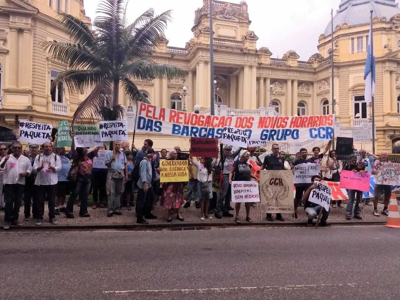Grupo protesta contra redução de horários das barcas