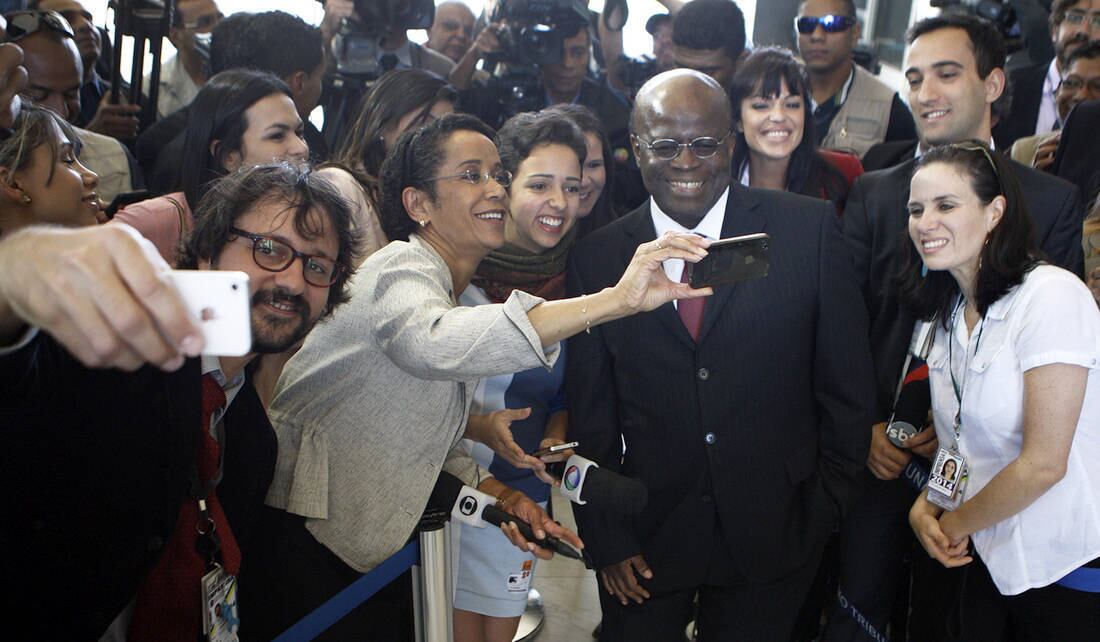 Ministro Joaquim Barbosa tira fotos com jornalistas após sessão extraordinária do STF; ministro se despede hoje do Supremo, selfie