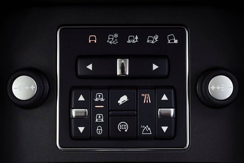 O suprassumo do Discovery — presente em todos os modelos da Land Rover — é o Terrain Response, sistema que permite configurar a câmbio, motor, suspensão e tração para atravessar obstáculos em situações fora-de-estrada. Há modos para encarar areia, pedras, cascalho, lama pesada e neve. A ferramenta, antes operada por um botão giratório, agora aparece simplificada na base console, com outros recursos, como o assistente de auxílio em declives, que controla os freios em rampas de baixa aderência

LEIA A AVALIAÇÃO COMPLETA DO NOVO LAND ROVER DISCOVERY

Saiba tudo sobre carros! Acesse R7.com/carros