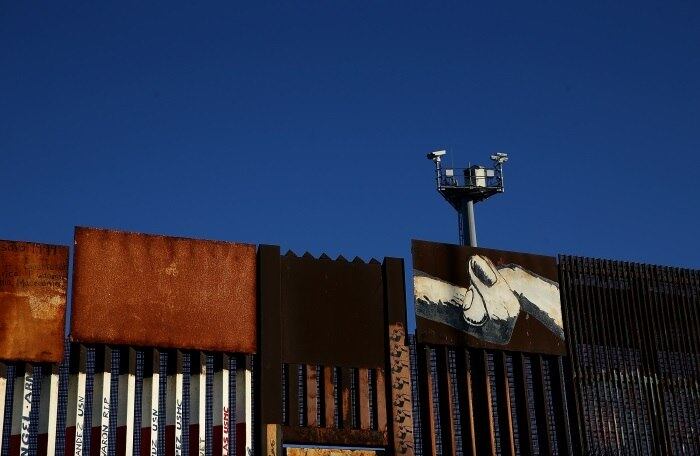 O objetivo de Donald Trump ao expandir os muros entre Estados Unidos e México é impedir a entrada de imigrantes em território americano. Atualmente, as construções já existem em alguns pontos, e totalizam 650 milhas (aproximadamente 1046 km).