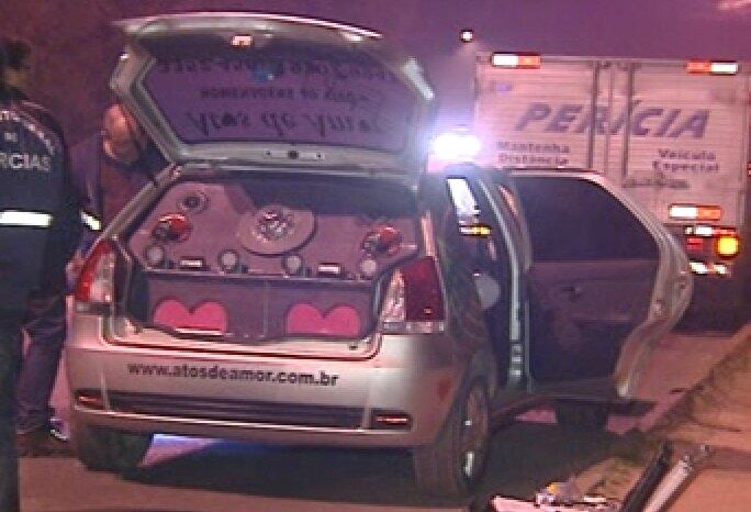 Carro de mensagem em que André Leal foi assassinado em Porto Alegre