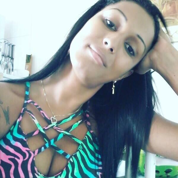 Segundo testemunhas, dois homens em uma moto atiraram contra Camilla em uma rua do bairro. Eles ainda não foram identificados. As marcas dos tiros ficaram espalhados em carros e estabelecimentos da região