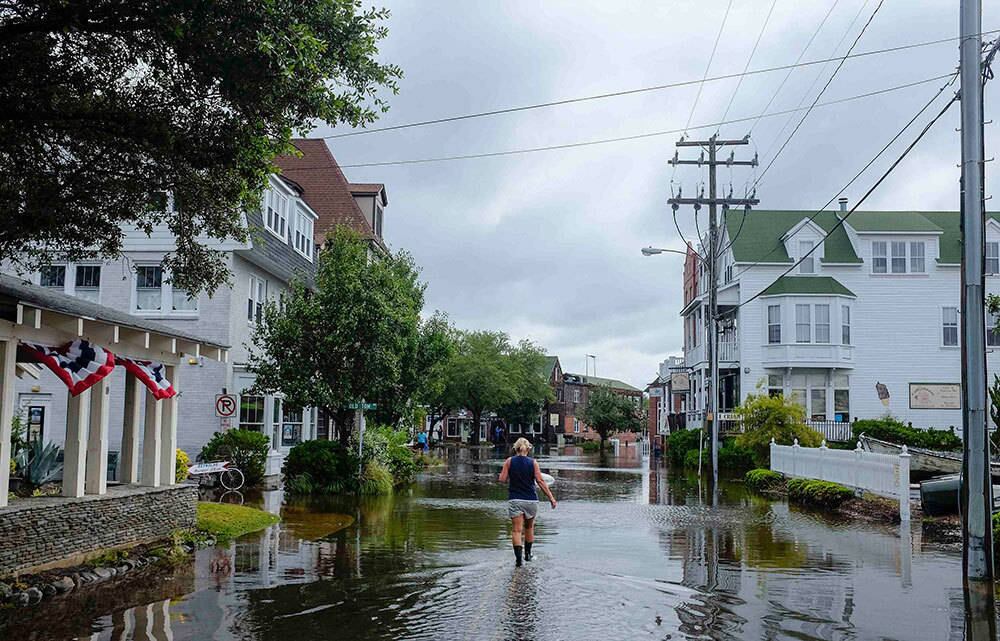 O furacão de categoria 2 avança para o nordeste do país a uma velocidade de 30 km/h