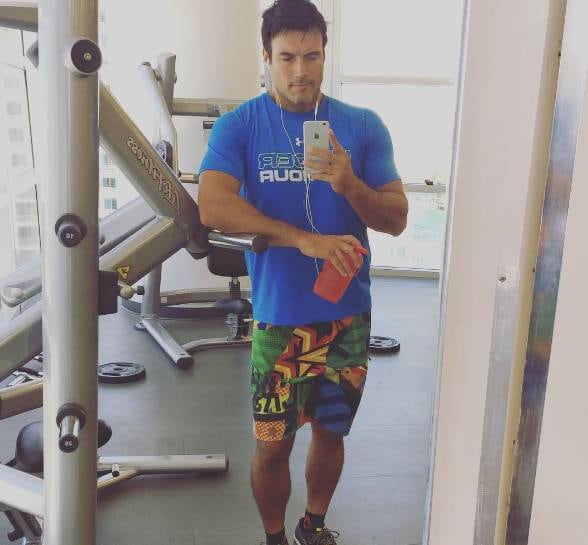 Nessa trajetória profissional de Daniel Bueno, uma curiosidade: assim que ganhou o programa, o modelo chegou a ser comparado pela imprensa com Grazi Massafera, que antes de se tornar atriz, também havia participado de um reality show e conquistado fama.
— Essa comparação com a Grazi realmente existiu
no começo, teve reportagem, até capa de revista com essa chamada. A Grazi é
um caso que dificilmente irá ocorrer novamente. Além de ser uma das mulheres
mais lindas do Brasil, ela conseguiu juntar sua beleza e carisma com um talento
extraordinário, se tornando referência para milhares de pessoas, inclusive para
mim