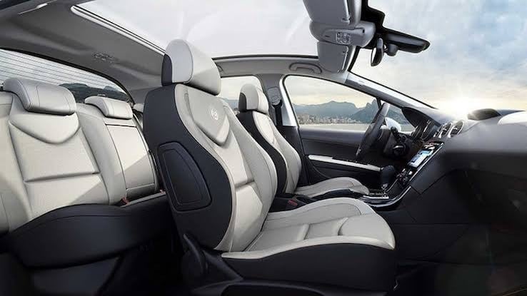 Com seis airbags de série e teto de vidro panorâmico segurança e conforto dão as mãos no 308