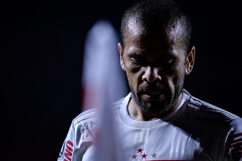 Dani Alves detona futebol brasileiro: "cemitério de jogadores e treinadores"
