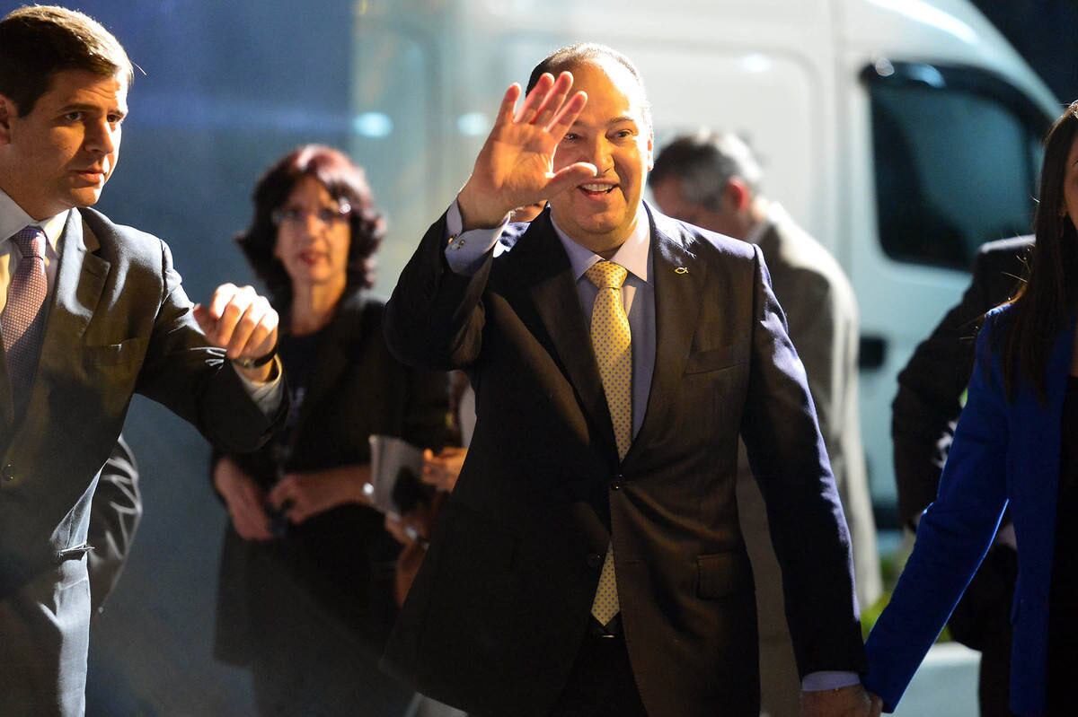 O candidato Everaldo Pereira, que condenou o aborto e o casamento gay durante o debate, acena para jornalistas após o fim do debate