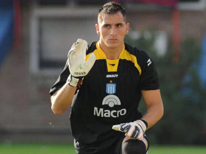 O goleiro Pablo Migliore, do San Lorenzo, foi preso sob a acusação de envolvimento em um homicídio. 

Migliore, detido no final de março de 2013, teria ajudado Maxi Mazzaro, um dos chefes de uma torcida organizada do Boca Juniors, ex-clube do arqueiro, depois que o torcedor matou um homem de 58 anos em agosto de 2011. 

O jogador foi indiciado por "encobrir de forma grave" o suposto autor do crime. 

Fontes judiciais afirmaram que o goleiro — detido desde abril — foi citado em uma conversa telefônica na qual Mazzaro pedia a um mecânico que o preparasse um carro irregular, em nome de Migliore. 

Em depoimento, Migliore declarou sua inocência e pediu sua liberdade
