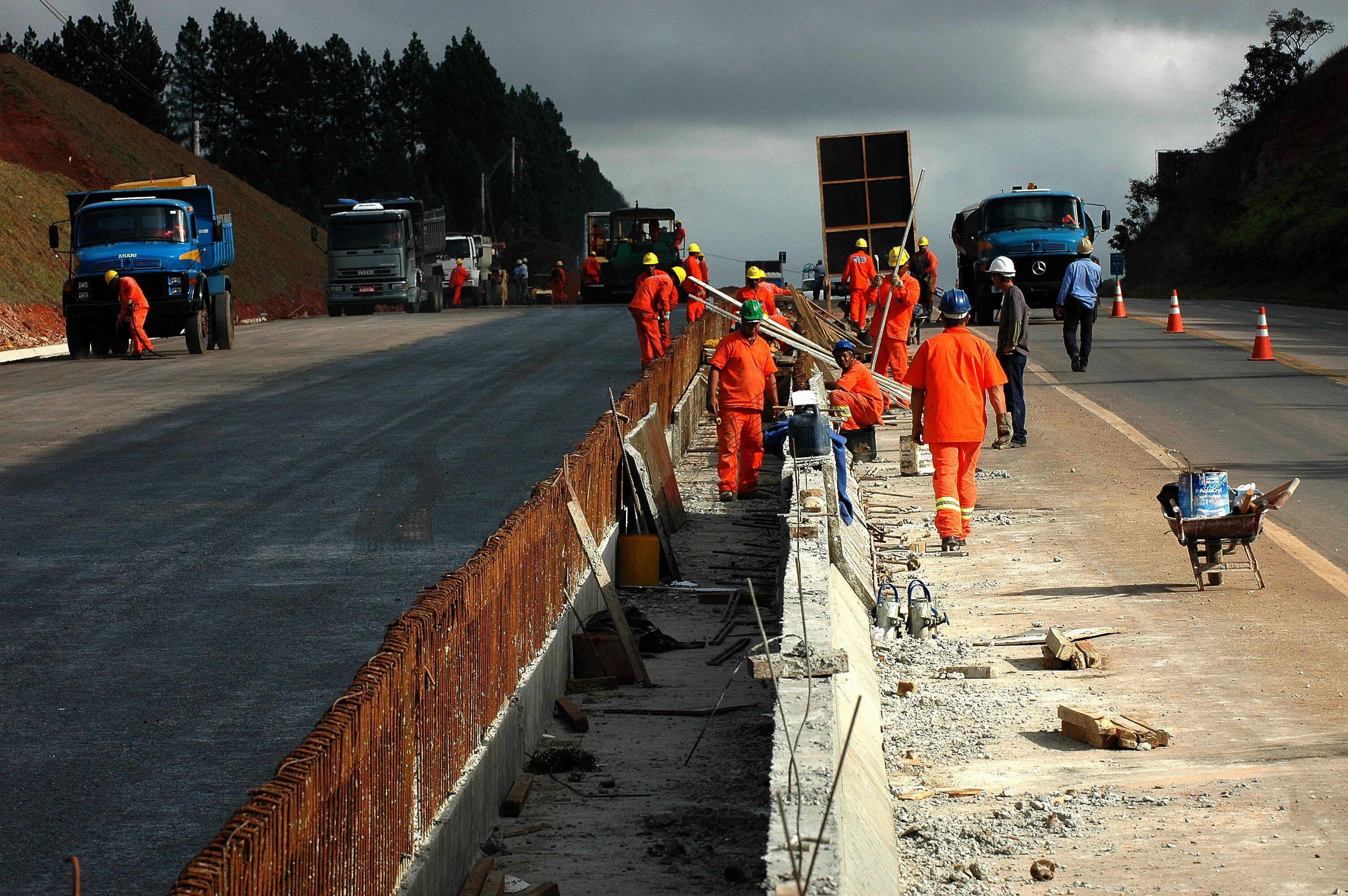 Obras serão paralisadas no próximo dia 20, para facilitar o tráfego em direção ao litoral durante as festas de fim de ano