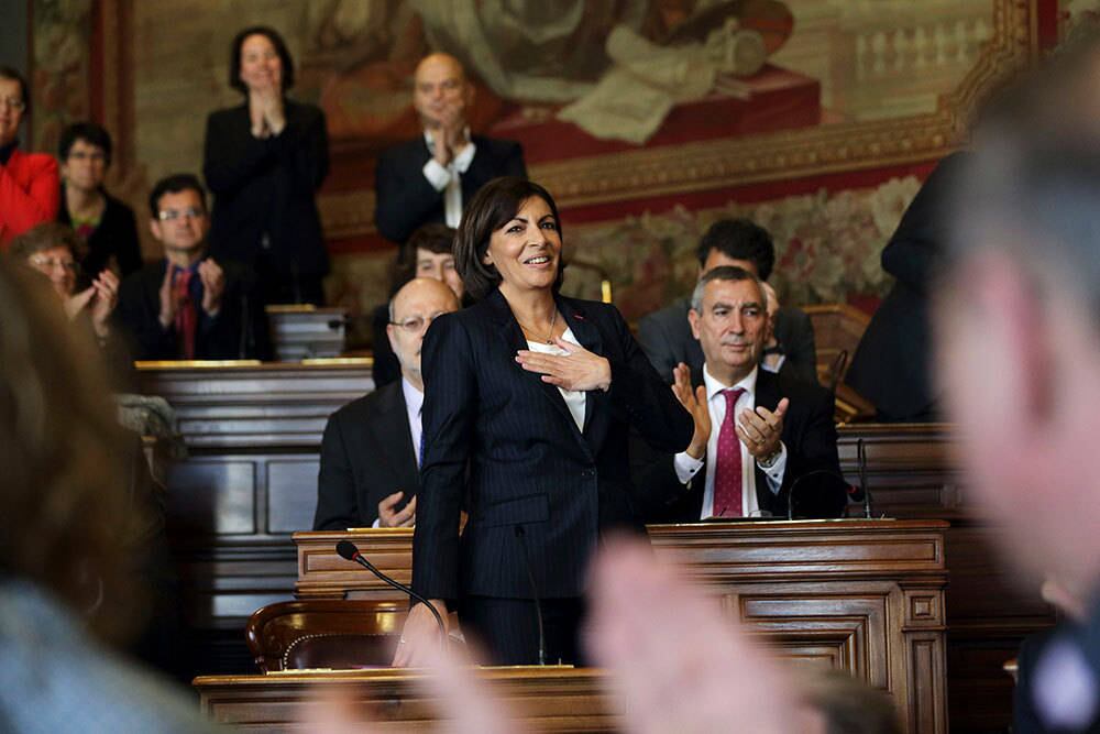 Anne Hidalgo, do partido socialista francês e recentemente eleita a primeira prefeita mulher de Paris, toma posse do cargo