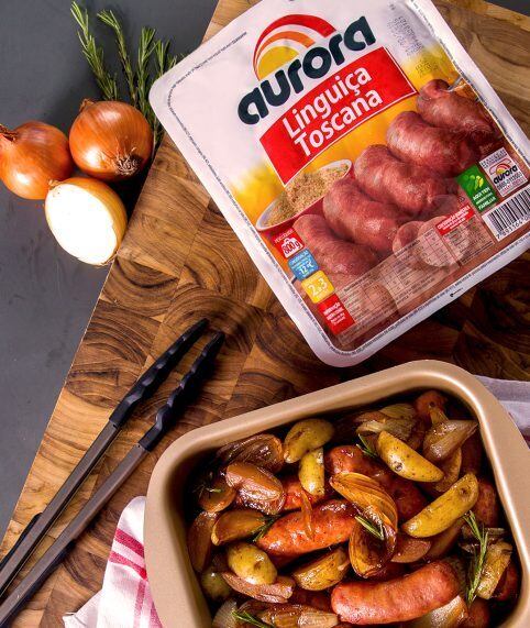 Linguiça Toscana Aurora assada com batata, cebola e ervas frescas
