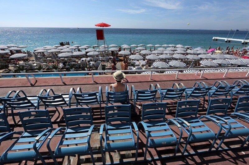 Mulher aproveita um dia quente e ensolarado de
verão na Promenade des Anglais em Nice, na França