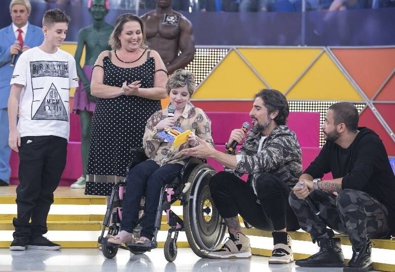 O cantor bate um papo com essa fã especial e a comove com suas palavras de
incentivo