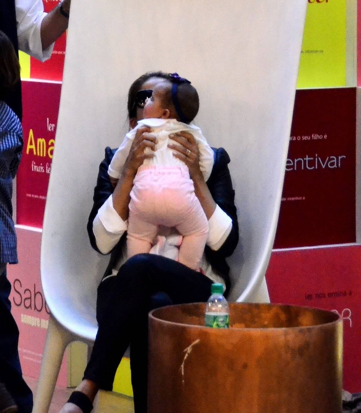 Nívea ficou brincando com a bebê enquanto descansava no Shopping