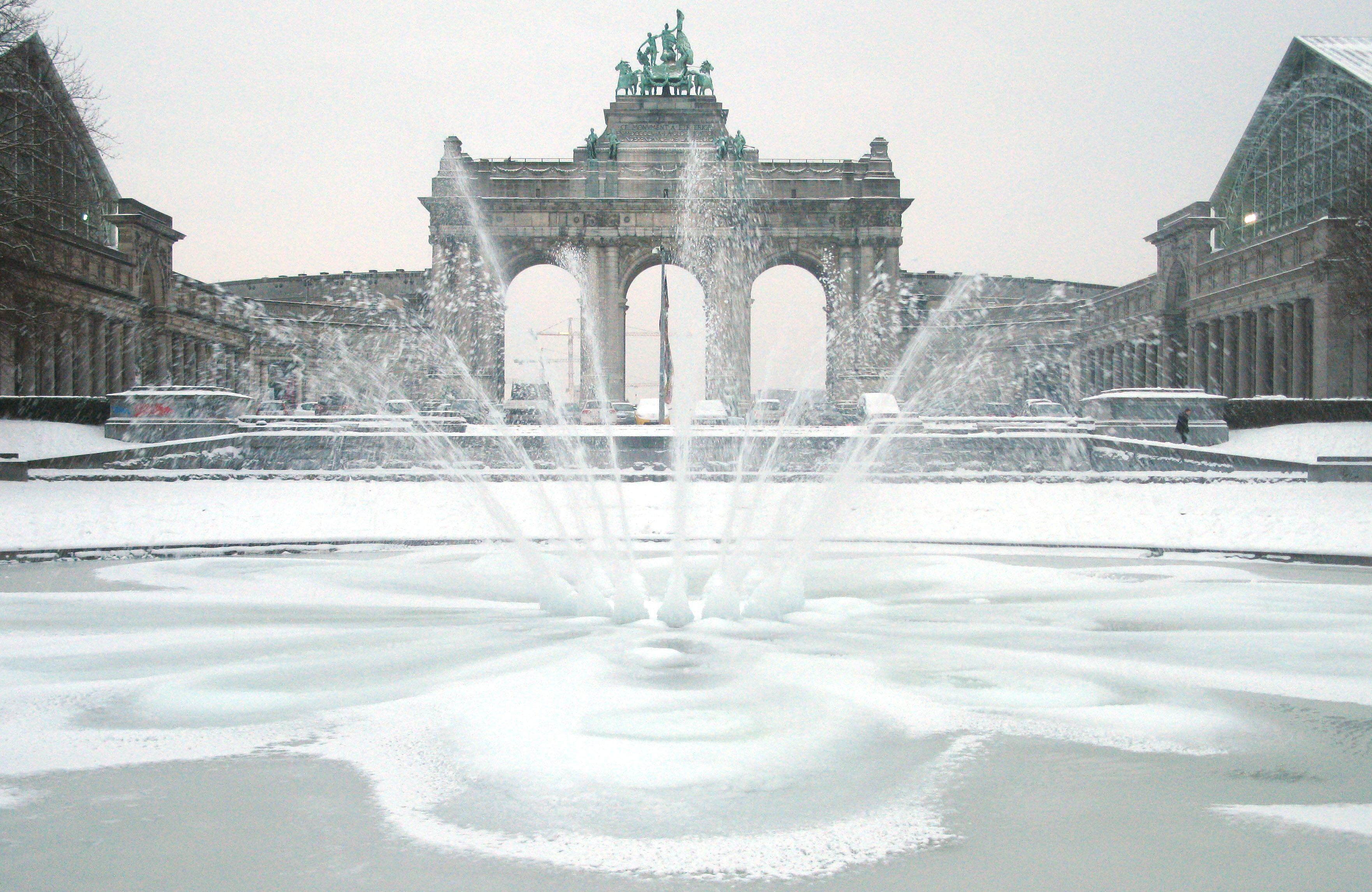 Fotografia mostra fonte de água em frente a um famoso parque na gelada Bruxelas, na Bélgica. O oeste europeu está coberto por gelo e neve. Centenas de voos foram cancelados no Reino Unido, na França e na Alemanha nesta segunda-feira