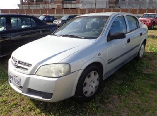 Quem prefere os sedans encontra uma boa oportunidade no lote
de número cinco. O Chevrolet Astra Sedan Confort foi fabricado no ano de 2005 e
recebe propostas de compra a partir de R$ 5.800