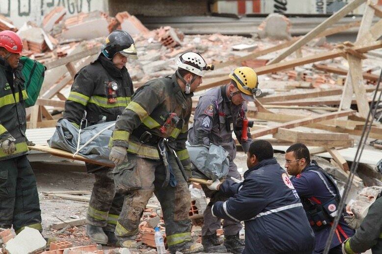 O engenheiro
Alfredo Consiglio Carrasco, coordenador de Planejamento e Desenvolvimento
Urbano da Subprefeitura de São Mateus, na zona leste da capital paulista, disse
em depoimento na última quarta-feira (4), que a falta de estrutura do órgão foi
um dos fatores que causaram o desabamento de um prédio em construção, matando
dez pessoas, na semana passada