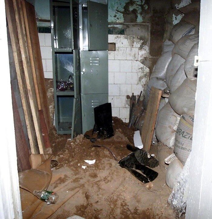 1. Assalto ao Banco Central (Brasil/2005)
Depois de alugarem uma propriedade comercial no meio da cidade de Fortaleza, no Ceará, um grupo de criminosos passou três meses cavando um túnel de cerca de 80 metros que os levaria até uma posição que ficava abaixo dos cofres de uma unidade do Banco Central do Brasil. Em um final de semana de agosto, então, a gangue passou por uma parede de puro concreto e roubou 3,5 toneladas de dinheiro vivo, o equivalente a cerca de R$ 70 milhões. Grande parte dessa quantia não foi recuperada até hoje