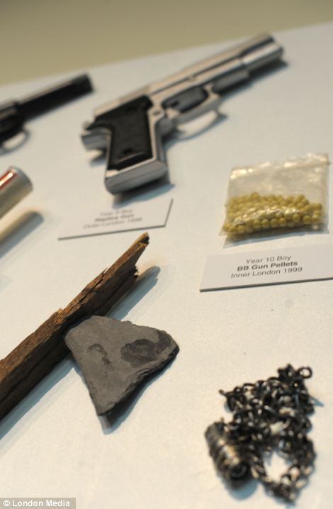 Um professor e artista inglês reuniu objetivos confiscados e encontrados nas últimas três décadas em escolas de Londres, na Inglaterra. Entre os itens estão reproduções perfeitas de revólveres, canivetes, bastões, maços de cigarro, garrafa de bebida e até um cacho de cabelo de uma menina de nove anos, arrancado durante uma briga