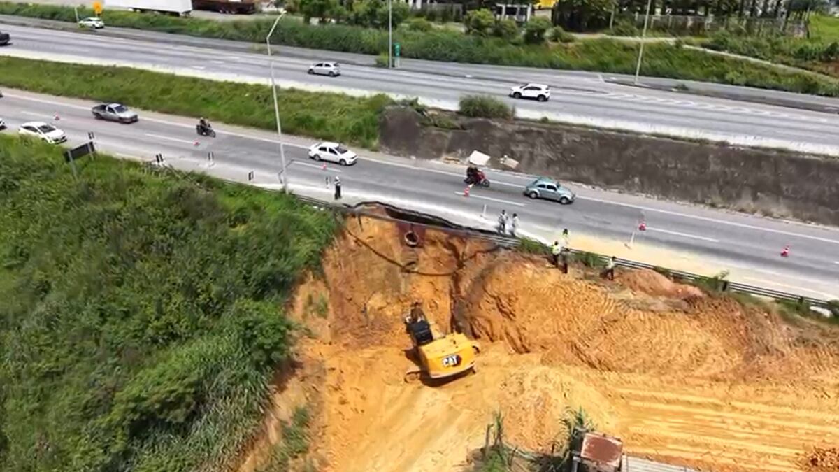 A cratera teria se formado por causa do excesso de chuvas que atingiu a região no início do ano e se intensificou nos últimos dias